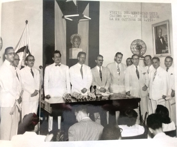 Foto de Profesores de la Escuela de Periodismo en la visita del ministro Luis Casero (cuarto de izquierda a derecha), octubre de 1951